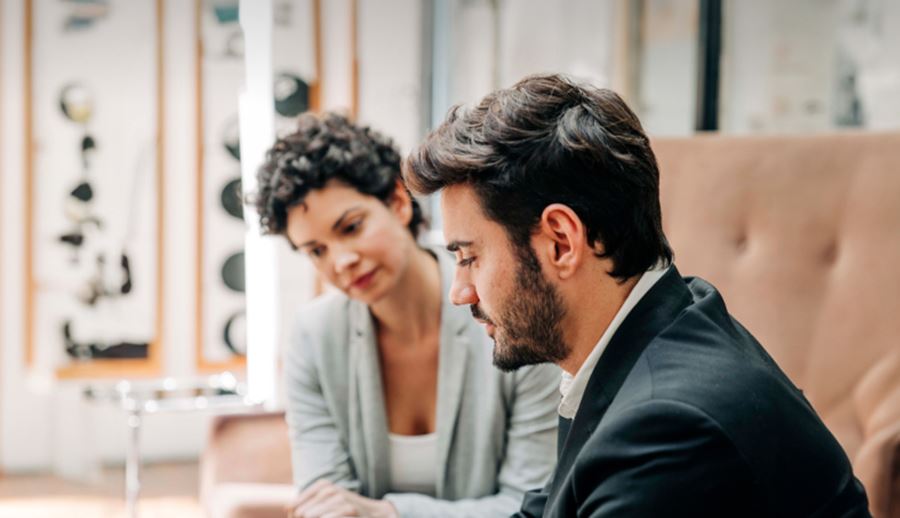 Two people in the office, stands for careers at Universal Investment