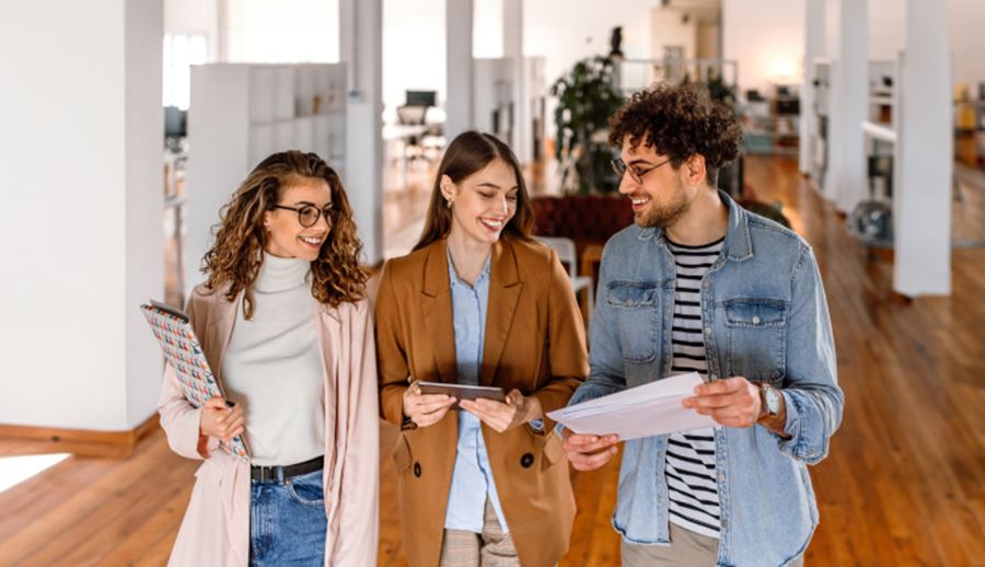 Zwei Frauen und ein Mann unterhaltend, steht für Karriere bei Universal Investment