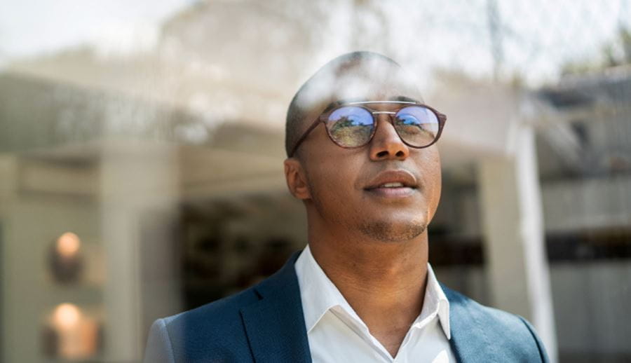 Man looking into the distance, stands for Universal Investment