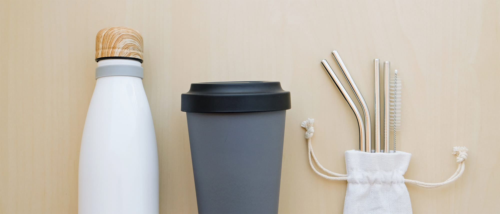 Trinkflasche, Kaffeebecher, Stohhalme, steht für Nachhaltigkeit, Gesellschaft und Umwelt bei Universal Investment