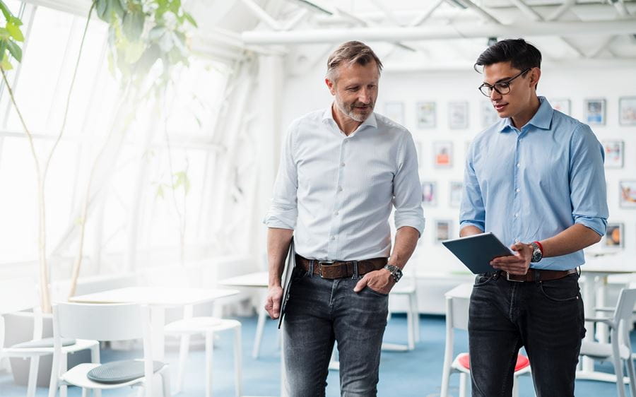 Zwei Männer im Büro, steht für Karriere bei Universal Investment